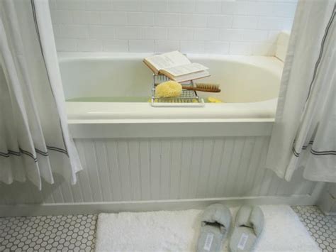 Update a Bathtub Surround Using Beadboard | HGTV