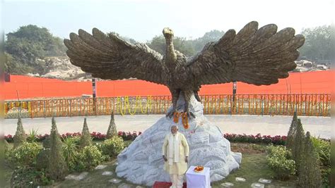 Jatayu Statue Ayodhya: PM Modi Unveils Massive 'Jatayu' Statue At ...