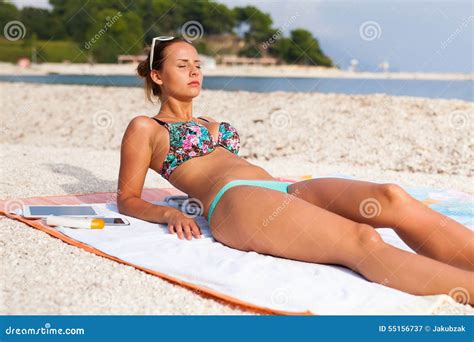 Jolie Fille Se Trouvant Sur La Plage Et Prendre Un Bain De Soleil Image ...