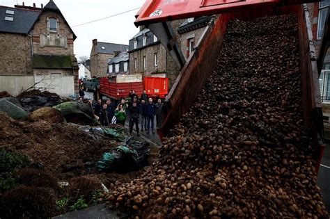 Angry French farmers block roads, spray manure at public building | The ...