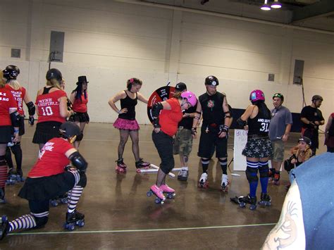 File:Roller Derby Girls 3.jpg - Wikimedia Commons