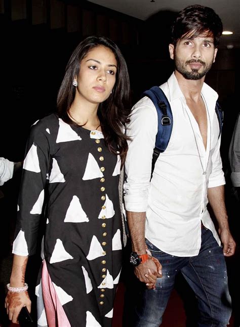 Newlywed Shahid Kapoor-Mira Rajput spotted hand-in-hand at Mumbai Airport | IndiaTV News