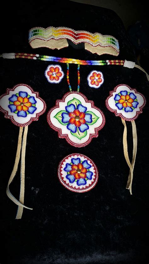 Beaded Pow Wow regalia set by Ta'neeszahnii Designs Follow her on Instagram asdzaataneesza ...