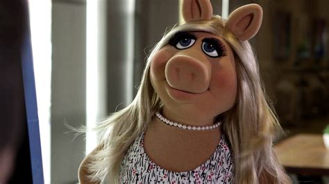 Miss Piggy Arrives to YouTube Space L.A. | The Muppets | Miss piggy ...