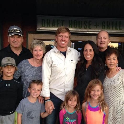 Chip and Joanna Gaines with their children and parents | Chip and joanna gaines, Magnolia fixer ...