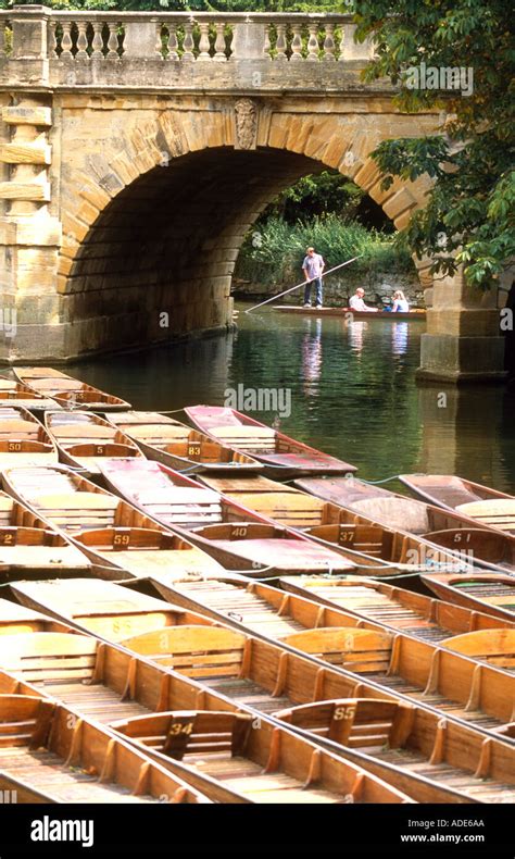 Punting under Magdalen Bridge Oxford Stock Photo - Alamy