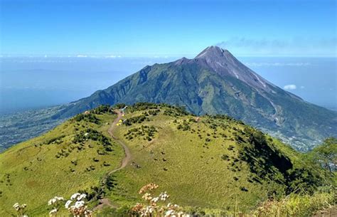 Gunung Merbabu: Sejarah, Misteri, Harga Tiket & Lokasi