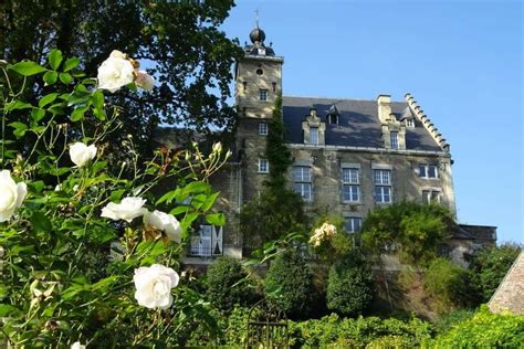 an old building with white flowers in front of it