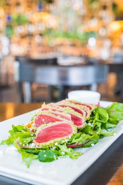 Premium Photo | Raw tuna salad