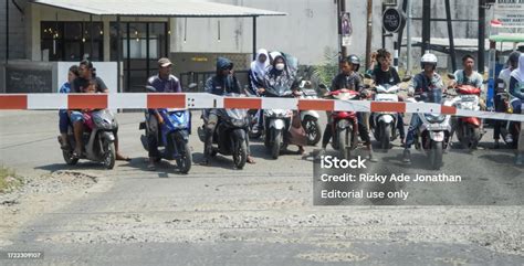 People At Palang Pintu Kereta Api Indonesian Bikers And Car Drivers ...