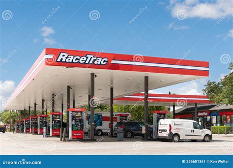 RaceTrac Gas Station Exterior and Logo Editorial Photo - Image of automobile, logo: 256601361