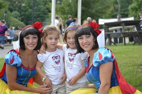 Visit the Twins Days Festival - Twiniversity