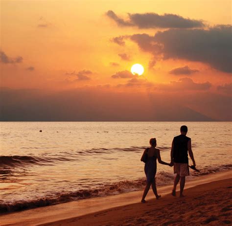 Couple at sunset | Couple walking on the beach at sunset | Shaun ...