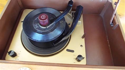 Magnavox Automatic record player playing a stack of 45's - YouTube