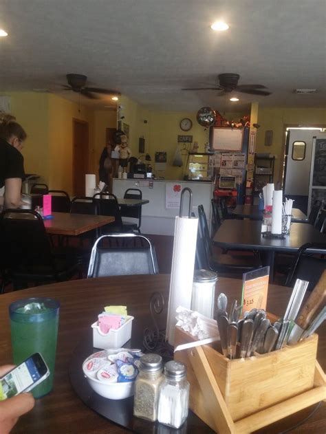 Davina's Kountry Kitchen | 800 N Court St, Grayville, IL 62844, USA