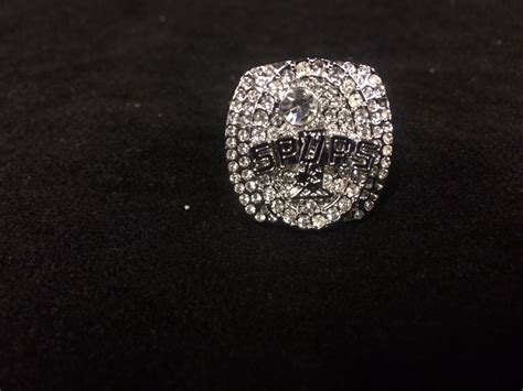 SAN ANTONIO SPURS REPLICA NBA CHAMPIONSHIP RING (TIM DUNCAN 2005)