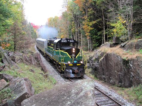 Fall Foliage Train Rides: The Best 17 Train Journeys in the US