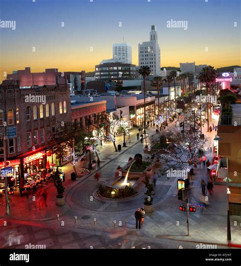 3rd Street Promenade in Santa Monica California at sunset Stock Photo - Alamy