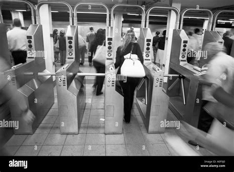 TURNSTILE, SUBWAY, NEW YORK CITY, CROWD, COMMUTERS Stock Photo - Alamy