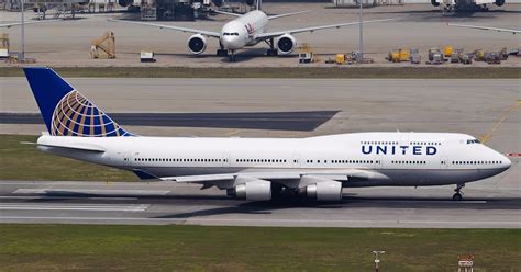 United Airlines Boeing 747-400 Taxiing At Hong Kong Airport | Aircraft ...