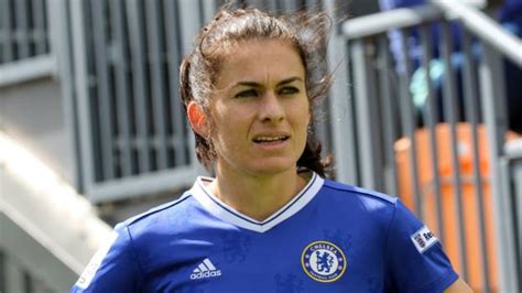 Karen Carney: England midfielder signs new Chelsea Ladies contract - BBC Sport