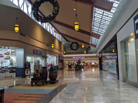 West Oaks Mall - Houston TX, 5 days before Christmas. (2019) : deadmalls