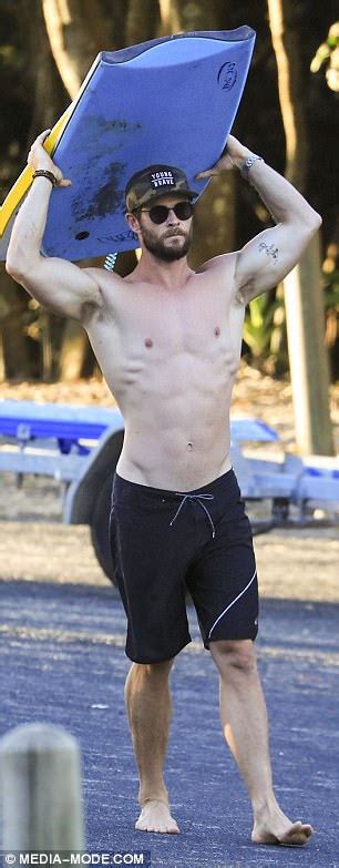 Chris Hemsworth showcases his muscular build at the beach | Daily Mail ...