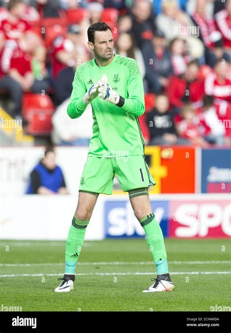 Aberdeen goalkeeper Joe Lewis Stock Photo - Alamy