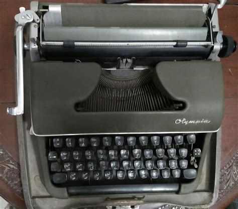 Musharraf Ali Farooqi on Twitter: "Pleased to flaunt my writing machine: an URDU TYPEWRITER with ...