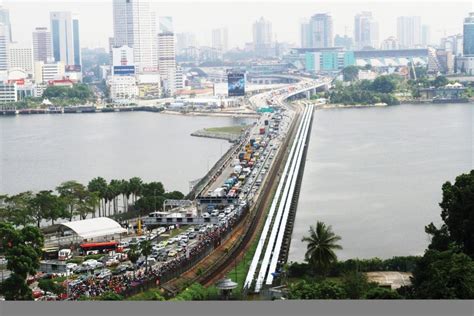 Singapore-Malaysia border is world's busiest...and we got tok-kong ...