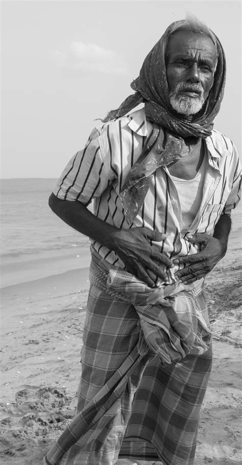 Fotos gratis : persona, en blanco y negro, estatua, tristeza, sentado ...