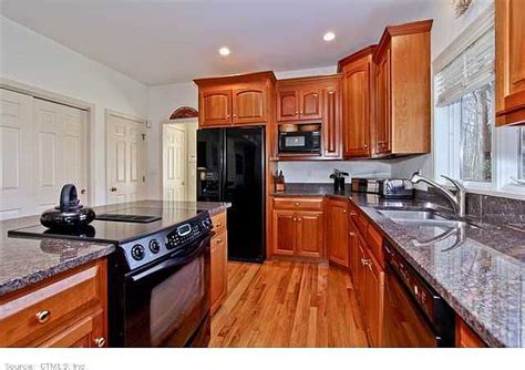 16 Willow Ln, East Lyme, CT 06333 | Zillow