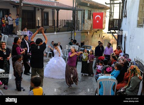 Zentral-Anatolien, Türkei Ankara, Zitadelle in der Altstadt, Zigeuner Hochzeit auf der Straße ...