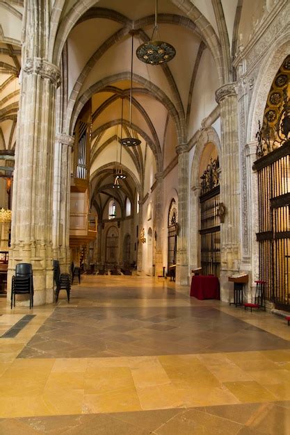 Premium Photo | Interior of the cathedral of alcala de henares, arches and dome