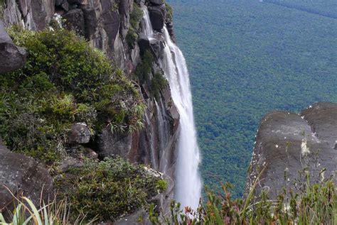 Memiliki Pesona Menakjubkan, Ini 10 Potret Air Terjun Angel