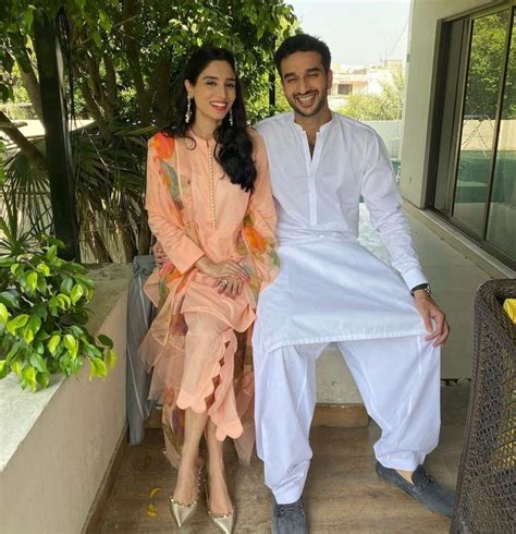 Zainab Abbas reveals she’s pregnant with her first child - Showbiz Pakistan