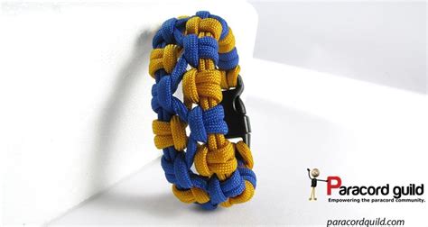 Crossed chain sennit bracelet. | Paracord patterns, Paracord bracelets, Paracord