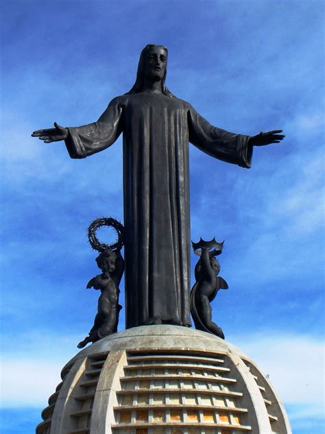 El monumento a Cristo Rey mide 20 metros de altura y pesa 80 toneladas y está localizada en la ...