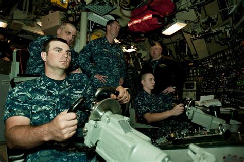 17 Incredible Photos Of Life On A US Navy Submarine - Business Insider