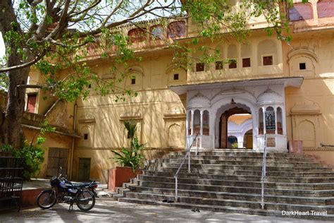 Exploring temples in Jaipur's Old City - Dark Heart Travel