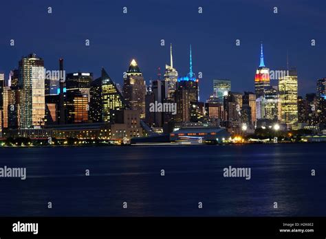 View of the Manhattan skyline in New York City seen from Edgewater, New ...