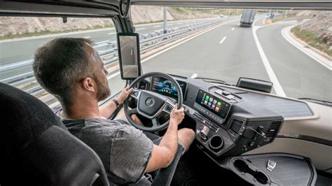 New Mercedes-Benz Actros comes with more efficiency, lots of tech - Autodevot