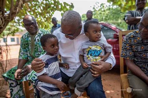 Bigtimerz - John Mahama visits the family of late Major Mahama (Photos)...