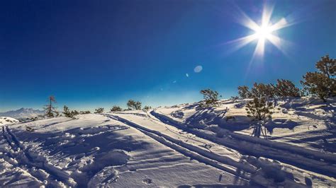 Download wallpaper: Sunny day in this Winter landscape 3840x2160