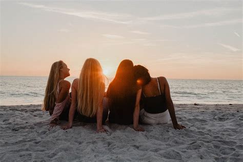 Best friends photoshoot, beach sunset photos Beach Photos Friends, Photos Bff, Family Beach ...