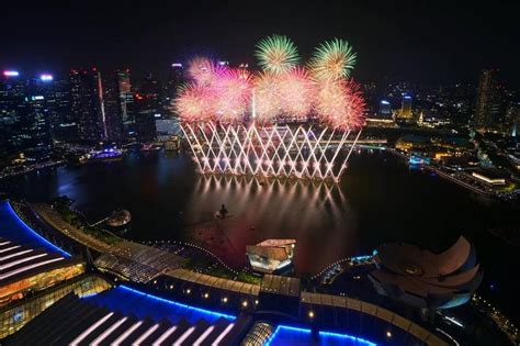 Rain did not stop crowds from ushering in the new year at Marina Bay | The Straits Times