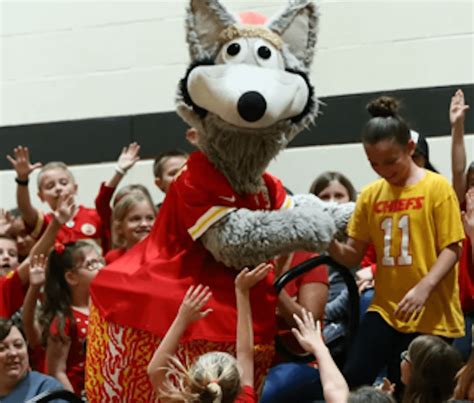 What is the name of the Kansas City Chiefs Mascot? - Goodnewsforpets