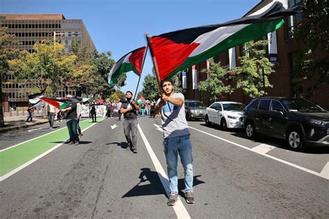 Israel-Hamas war: Palestine supporters protest Philly news coverage - WHYY