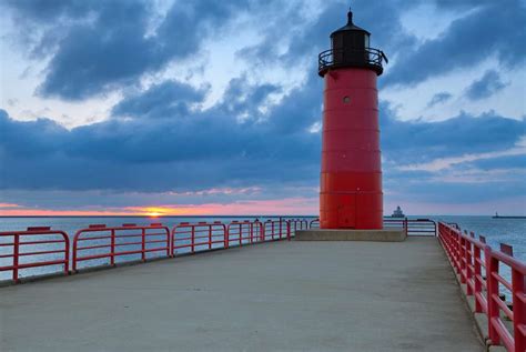 Pierhead Lighthouse in Milwaukee (USA) - ePuzzle photo puzzle