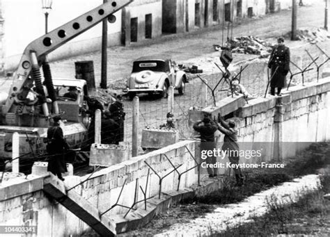 Berlin Wall Construction Photos and Premium High Res Pictures - Getty Images